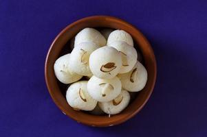doce ou sobremesa indiana - rasgulla em panela de barro