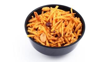 prato salgado frito - chivda ou mistura feita de grama de farinha e misturada com frutas secas.