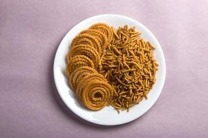 lanche indiano besan grama farinha sev e chakli, chakali ou murukku. foto