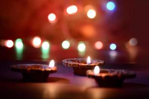 lâmpadas diya de argila acesas durante a celebração do diwali. projeto de cartão de saudações festival indiano da luz hindu chamado diwali foto