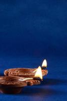 lâmpadas diya de argila acesas durante a celebração do diwali. projeto de cartão de saudações festival indiano da luz hindu chamado diwali