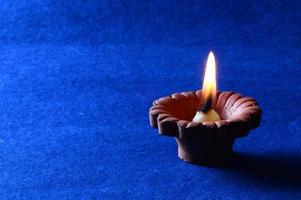 lâmpadas diya de argila acesas durante a celebração do diwali. projeto de cartão de saudações festival indiano da luz hindu chamado diwali