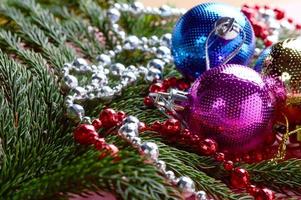 decoração de natal bola de natal e enfeites com o galho da árvore de natal