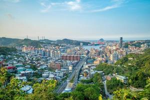 paisagem urbana da cidade de keelung e do porto em taiwan foto