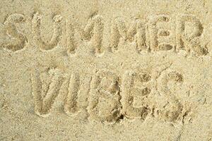 verão vibrações desenhado em de praia areia foto