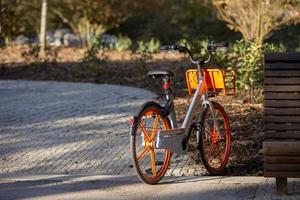 aluguel de bicicleta estacionado no parque madrid rio, em madri, espanha foto