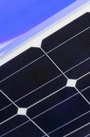detalhe de painéis solares para energia limpa em madri, espanha foto