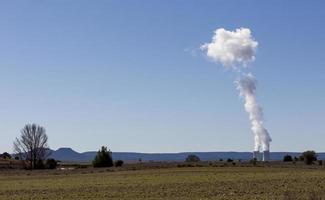 chaminés fumegantes de uma usina nuclear na província de guadalajara, castela la mancha, espanha foto