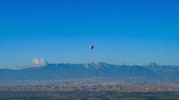 balão no céu foto