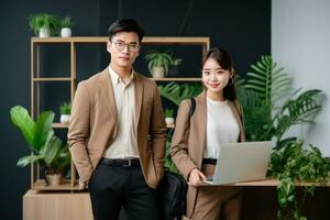 jovem adulto casal é sorridente feliz dentro escritório retrato foto