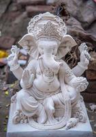 estátua do deus hindu ganesha. close-up do ídolo ganesha na oficina de um artista durante o festival ganesha. foto