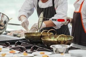 cozinhando ocupada com o chef foto