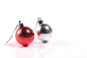 bolas de Natal com enfeites em fundo branco.