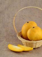 fruta da manga na cesta no fundo do pano de saco