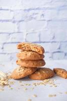 pilha de biscoitos de refeição inteira em fundo de madeira foto