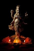 lakshmi - deusa hindu, deusa lakshmi. deusa lakshmi durante a celebração do diwali. festival indiano da luz hindu chamado diwali foto