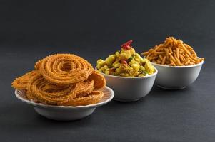 lanche indiano chakli, chakali ou murukku e grama de farinha de sev e chivada ou chiwada. comida diwali foto