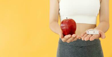 fino corpo ásia mulheres escolher saudável alimentos, dieta fêmea escolher vermelho maçã para dieta. Boa saudável Comida. peso perder, equilíbrio, ao controle, reduzir gordo, baixo calorias, rotinas, exercício, corpo forma. foto