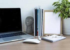 laptop com material de escritório em cima da mesa. foto