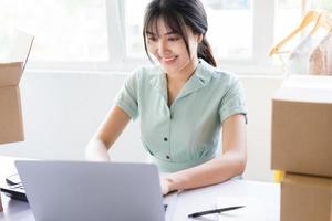 jovem asiática começando uma carreira de vendas online em casa