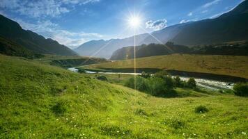 lindo Visão do a montanhas iluminado de a Sol dentro verão. Geórgia, Europa. Cáucaso montanhas. foto