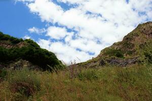 montanha panorama. lindo montanhas e prados contra a azul céu. foto