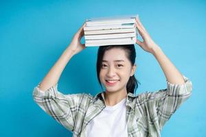 retrato de estudante asiático em fundo azul foto