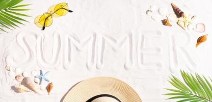 a palavra verão está escrita na areia foto