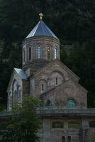 ortodoxo Igreja contra a pano de fundo do montanhas dentro georgia. foto