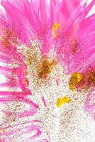 em uma branco fundo, Rosa listras do aguarela estão borrifado com ouro brilhos. foto