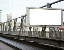 uma poster em uma ponte publicidade foto