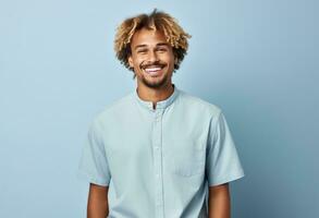 uma sorridente loiro homem dentro uma azul camisa foto