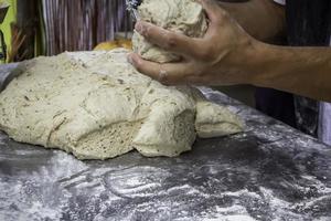 fazendo massa de pão foto