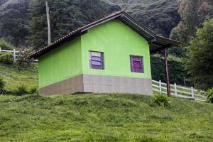 casa verde na montanha