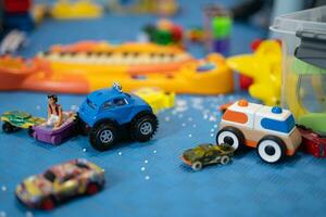 uma pequeno criança tocam com brinquedo carros foto