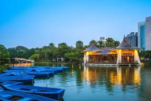 cena noturna de taichung no parque zhongshan, taiwan foto