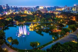 paisagem urbana do parque taichung e zhongshan à noite foto