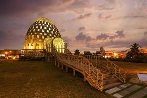 visão noturna do parque florestal na cidade de chiayi em taiwan foto