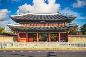 donhwamun, portão principal do palácio seoul changdeokgung na coreia do sul foto