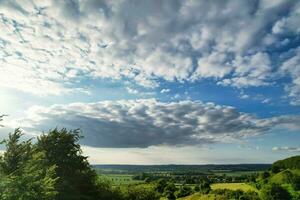 Alto ângulo cenas do britânico agrícola fazendas às campo panorama perto luton cidade do Inglaterra ótimo Grã-Bretanha do Reino Unido. cenas estava capturado com drones Câmera foto