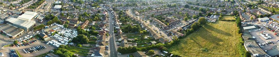 aéreo Visão do residencial casas e industrial Estado combinado às molhar estrada perto farley colinas luton cidade, Inglaterra Reino Unido. a Alto ângulo cenas estava capturado com drones Câmera em setembro 7º, 2023 foto