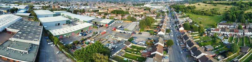 aéreo Visão do residencial casas e industrial Estado combinado às molhar estrada perto farley colinas luton cidade, Inglaterra Reino Unido. a Alto ângulo cenas estava capturado com drones Câmera em setembro 7º, 2023 foto