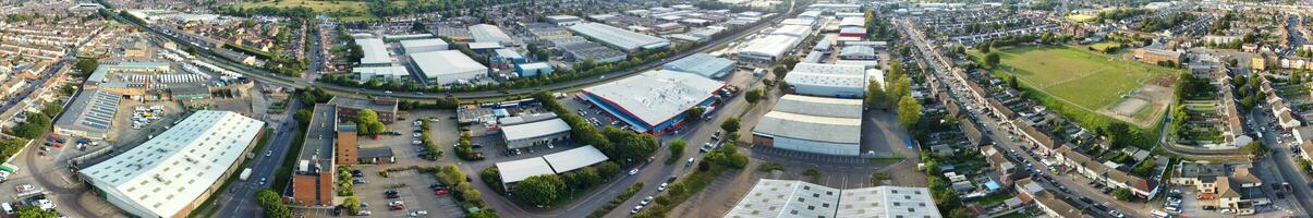 aéreo Visão do residencial casas e industrial Estado combinado às molhar estrada perto farley colinas luton cidade, Inglaterra Reino Unido. a Alto ângulo cenas estava capturado com drones Câmera em setembro 7º, 2023 foto