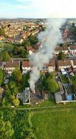 aéreo Visão do residencial casas e industrial Estado combinado às molhar estrada perto farley colinas luton cidade, Inglaterra Reino Unido. a Alto ângulo cenas estava capturado com drones Câmera em setembro 7º, 2023 foto