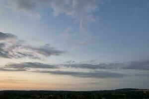 a maioria lindo Visão do céu e dramático nuvens sobre luton cidade do Inglaterra Reino Unido durante pôr do sol. foto