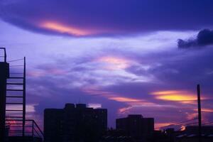 colorida pôr do sol com nuvens dentro a tarde foto