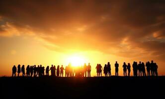 grupo do pessoas silhueta dentro a pôr do sol foto