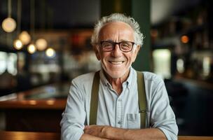 a velho homem é rindo dentro uma bar foto