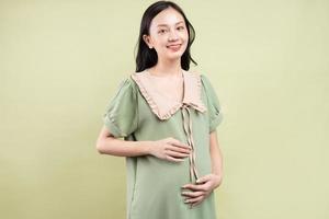 mulher grávida asiática se sentindo feliz e ansiosa para dar à luz foto