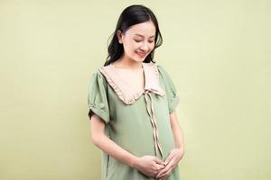 mulher grávida asiática se sentindo feliz e ansiosa para dar à luz foto